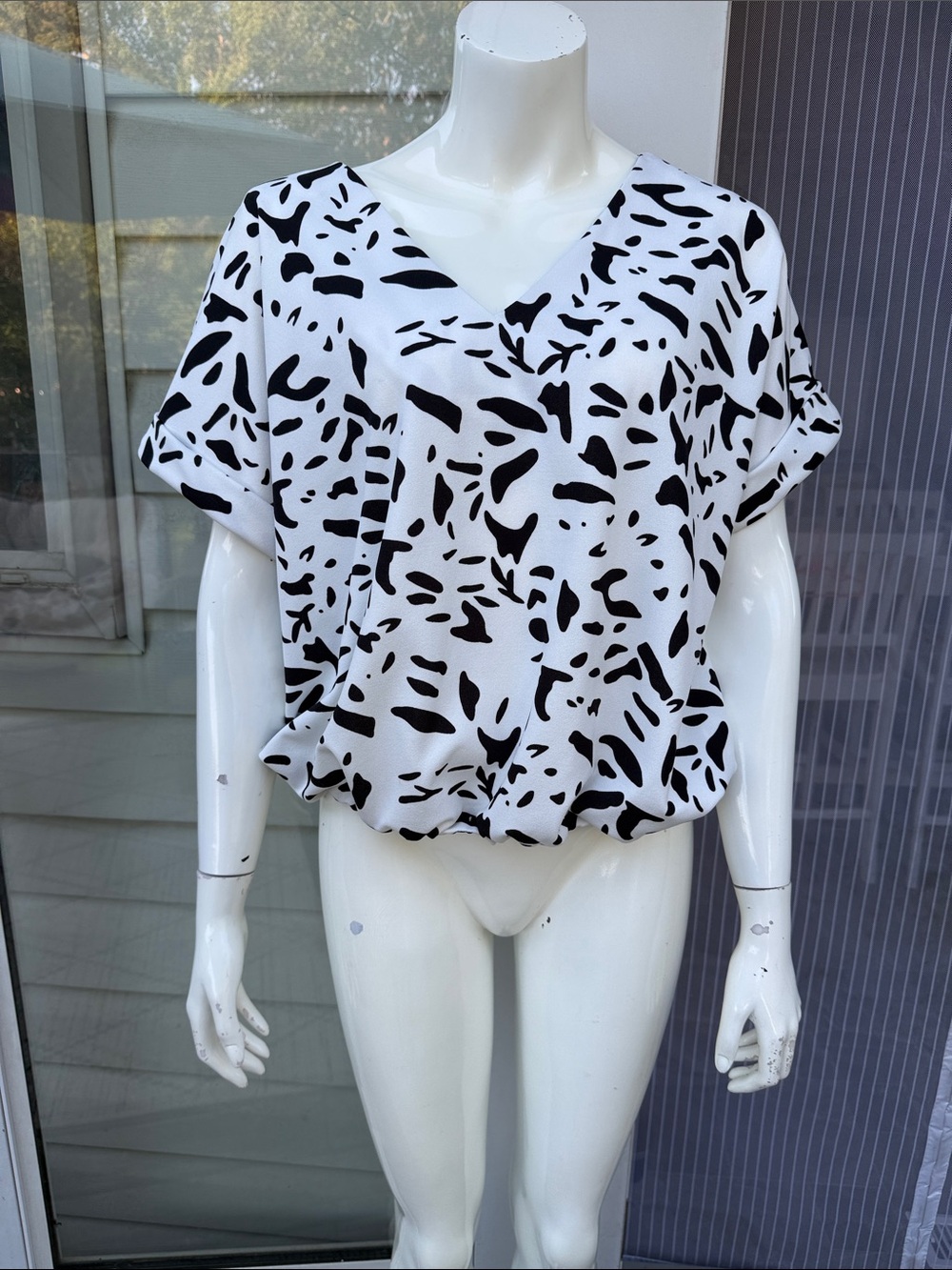 Melloday V-Neck Short Sleeve Black and White Print Blouse XL like new